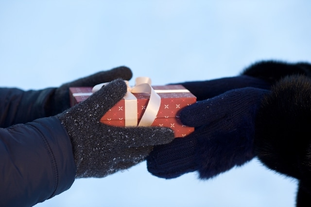 �y�v���[���g��n���Ă���摜�z